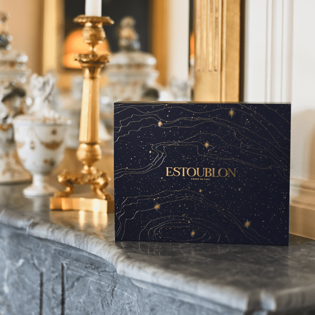 La Nuit Etoilée, coffret bleu nuit avec dorure à chaud représentant le ciel étoilé qui scintillera au dessus d'Estoublon la nuit du 24 décembre ainsi que les reliefs des Alpilles. Le coffret est accompagné de 3 bouteilles d'huile d'olive monovariétale multimédaillée : Bouteillan, Béruguette, Picholine.