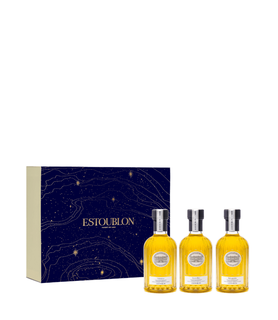 La Nuit Etoilée, coffret bleu nuit avec dorure à chaud représentant le ciel étoilé qui scintillera au dessus d'Estoublon la nuit du 24 décembre ainsi que les reliefs des Alpilles. Le coffret est accompagné de 3 bouteilles d'huile d'olive monovariétale multimédaillée : Bouteillan, Béruguette, Picholine.