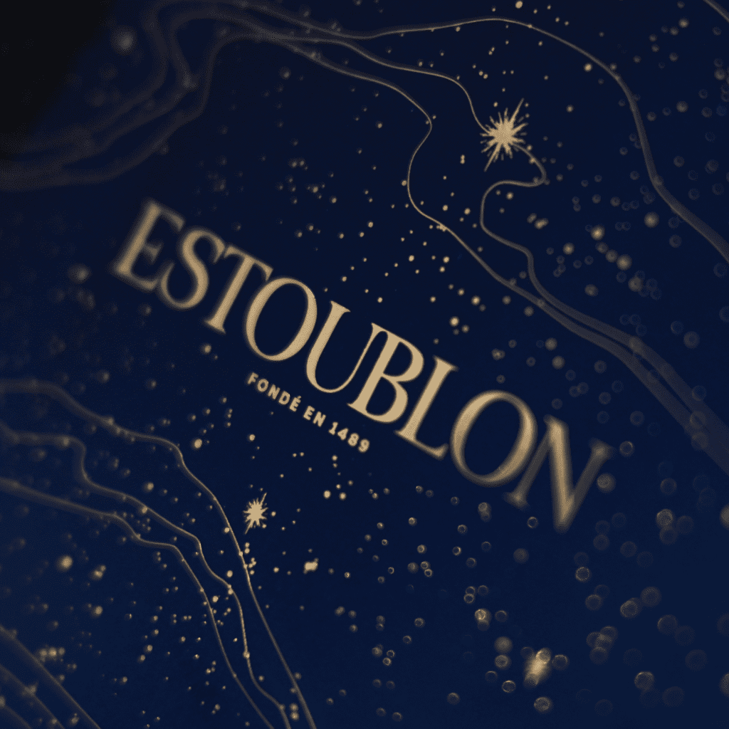 La Nuit Etoilée, coffret bleu nuit avec dorure à chaud représentant le ciel étoilé qui scintillera au dessus d'Estoublon la nuit du 24 décembre ainsi que les reliefs des Alpilles. Le coffret est accompagné de 3 bouteilles d'huile d'olive monovariétale multimédaillée : Bouteillan, Béruguette, Picholine.