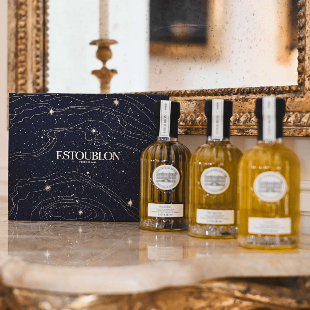 La Nuit Etoilée, coffret bleu nuit avec dorure à chaud représentant le ciel étoilé qui scintillera au dessus d'Estoublon la nuit du 24 décembre ainsi que les reliefs des Alpilles. Le coffret est accompagné de 3 bouteilles d'huile d'olive monovariétale multimédaillée : Bouteillan, Béruguette, Picholine.