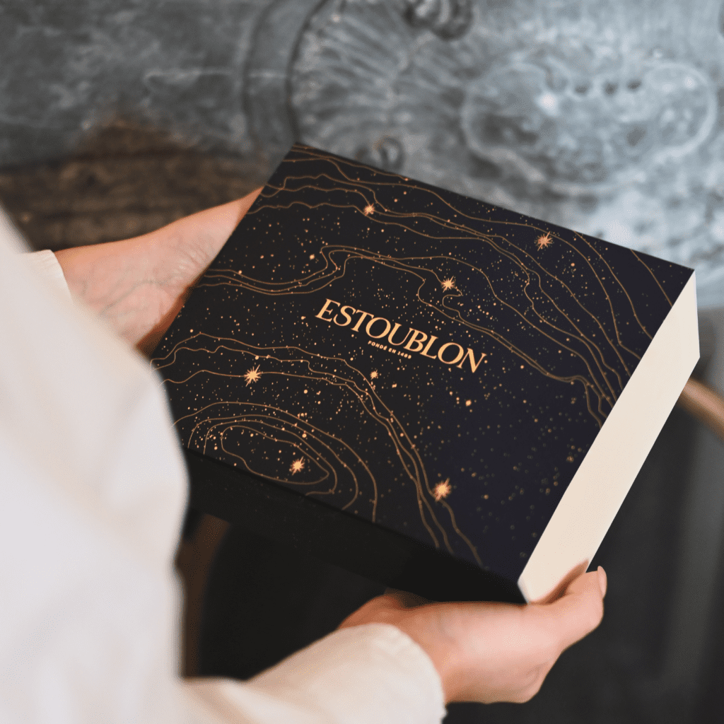 La Nuit Etoilée, coffret bleu nuit avec dorure à chaud représentant le ciel étoilé qui scintillera au dessus d'Estoublon la nuit du 24 décembre ainsi que les reliefs des Alpilles. Le coffret est accompagné de 3 bouteilles d'huile d'olive monovariétale multimédaillée : Bouteillan, Béruguette, Picholine.