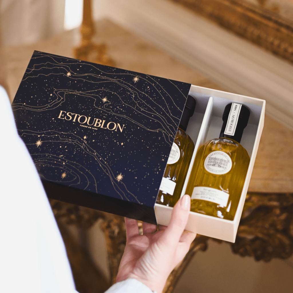 La Nuit Etoilée, coffret bleu nuit avec dorure à chaud représentant le ciel étoilé qui scintillera au dessus d'Estoublon la nuit du 24 décembre ainsi que les reliefs des Alpilles. Le coffret est accompagné de 3 bouteilles d'huile d'olive monovariétale multimédaillée : Bouteillan, Béruguette, Picholine.
