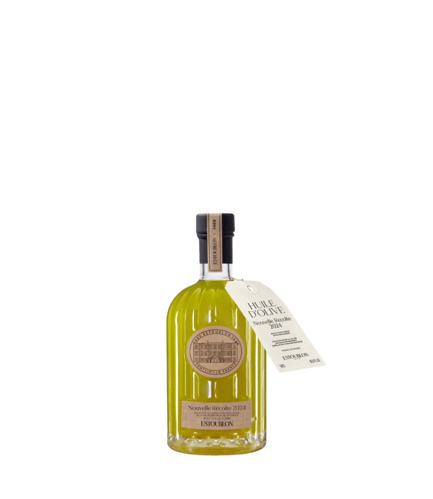 Packshot d'un flacon strié d'huile d'olive contenant la nouvelle récolte 2024. Bouteille en verre avec étiquette en craft et capsule noire.
